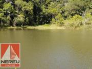 SÍTIO PURA NATUREZA COM LAGO E RIACHO NA DIVISA DE...