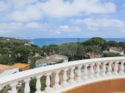 Situada a pocos pasos de la costa, esta villa se...