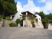 Situada a tan solo unos minutos de la playa de Cala...