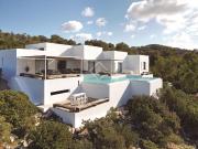 Situada en la costa noroeste de Ibiza, la villa emerge...