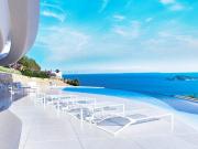 Situada en la prestigiosa urbanización La Corona, esta...