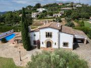 Situada en la prestigiosa urbanización Mas Nou de Platja...