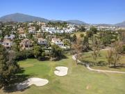 Situada en la prestigiosa zona de Atalaya Golf en...
