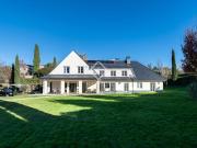 Situada en una excelente ubicación dentro de la...