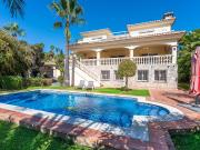 Situada en una tranquila calle residencial a pocos pasos...