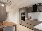 Situado en el centro, cerca del Hospital Clínic y la...