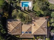 Situado en la comunidad cerrada de La Zagaleta,...