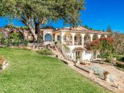 Situado en una parcela elevada de 2.500 m² en El Rosario...