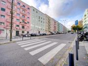 Situado na Avenida Mouzinho de Albuquerque, uma das...