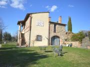 Situato tra Todi e Perugia, nei pressi del...