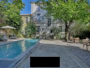 Situé í proximité des Halles et de la Maison Carré í...