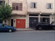 Située dans une zone comerciale