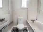 Smart double bedroom next to Victoria Park Has a Room