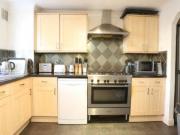 Snug double bedroom close to Bow Church DLR station Has...