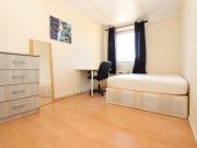 Snug double bedroom very close to the Queen Mary...