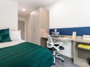 Snug double ensuite bedroom a 5 minute walk from the...