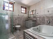 Sobrado 594m² com 5 suítes no Guabirotuba Curitiba/PR