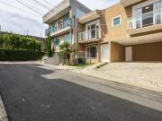 Sobrado à venda em condomínio fechado, com 151m², 3...