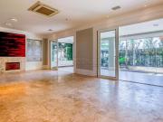 Sobrado à Venda em Condomínio Fechado, com 4...