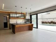 Sobrado à Venda no Vila do Sol, 3 Suítes e Piscina