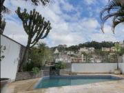 Sobrado alto padrão com 3 Suítes, 5 Vagas e Piscina