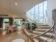 Sobrado Alto Padrão com 3 suítes e 5 vagas para aluguel...