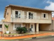 Sobrado amplo no Condomínio Gralha Azul I