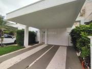 Sobrado com 03 dormitórios, 02 vagas de garagem cobertas...