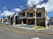 Sobrado com 272m2 em condomínio fechado ao lado do...