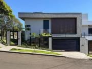 Sobrado com 2 Suítes + 1 Quarto e Piscina no Jardim...