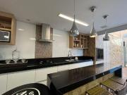 Sobrado com 3 dormitórios à venda, 217 m² por R$...
