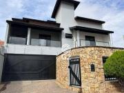 Sobrado com 3 dormitórios à venda, 295 m² por R$...