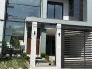 Sobrado com 3 Quartos e 4 banheiros à Venda, 218 m² por...