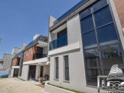 Sobrado com 3 Suítes no bairro Mercês com 163 m2 e 2...