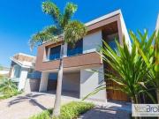 Sobrado com 4 suítes à venda, 377 m² por R$ 3.780.000,00...