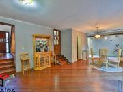 Sobrado com 4 suites, quintal espaçoso e 4 vagas de...
