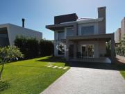 Sobrado com 5 dormitórios, 2 vagas, no condomínio...