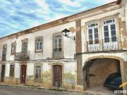 Sobrado com apartamento de 2 quartos mais área comercial...