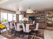 SOBRADO COM ARQUITETURA ARROJADA E AMBIENTES AMPLOS E...