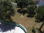 Sobrado com construção robusta, com espaços amplos