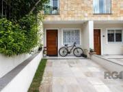 Sobrado com dois andares e área de terraço