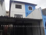 SOBRADO COM EDÍCULA E CORREDOR LATERAL.