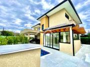 Sobrado com piscina em condomínio em Peruíbe