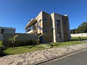 Sobrado com piscina em condomínio fechado no Umbará
