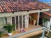 Sobrado com salas comerciais e barracão no fundo....