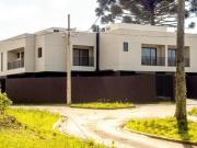 Sobrado contemporâneo 3 Quartos | Amplo quintal | 2 vagas