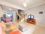 Sobrado de 2 quartos em condomínio, e 1 vaga coberta...