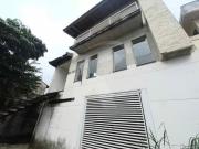 Sobrado de 364m2 de área construída com 3 dormitórios, 1...