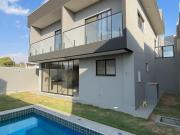 Sobrado de 3 Suítes com 237 m² com Piscina no Garavelo...