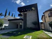 Sobrado de Alto Padrão – 5 Suítes 344 m² – Jardins Madri...